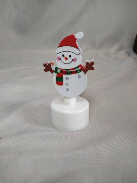 雪だるま型の卓上装飾飾り（4.5×3.5×9cm）、ボタンセルバッテリー駆動のLEDライト、かわいい冬をテーマにしたアクセント