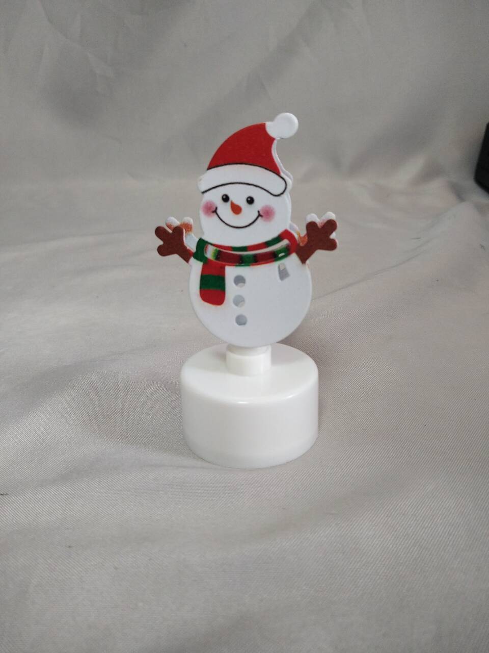 雪だるま型の卓上装飾飾り（4.5×3.5×9cm）、ボタンセルバッテリー駆動のLEDライト、かわいい冬をテーマにしたアクセント