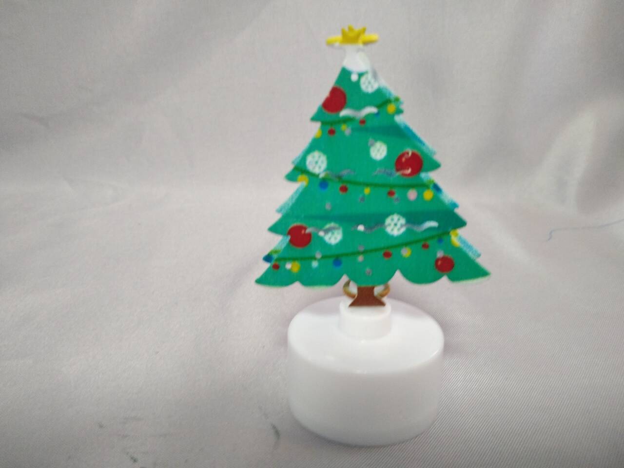 クリスマスツリー型のテーブルトップ装飾装飾（5.5×3.5×9cm）、ボタンセルバッテリー駆動のLEDライト、お祝いのホリデーアクセント