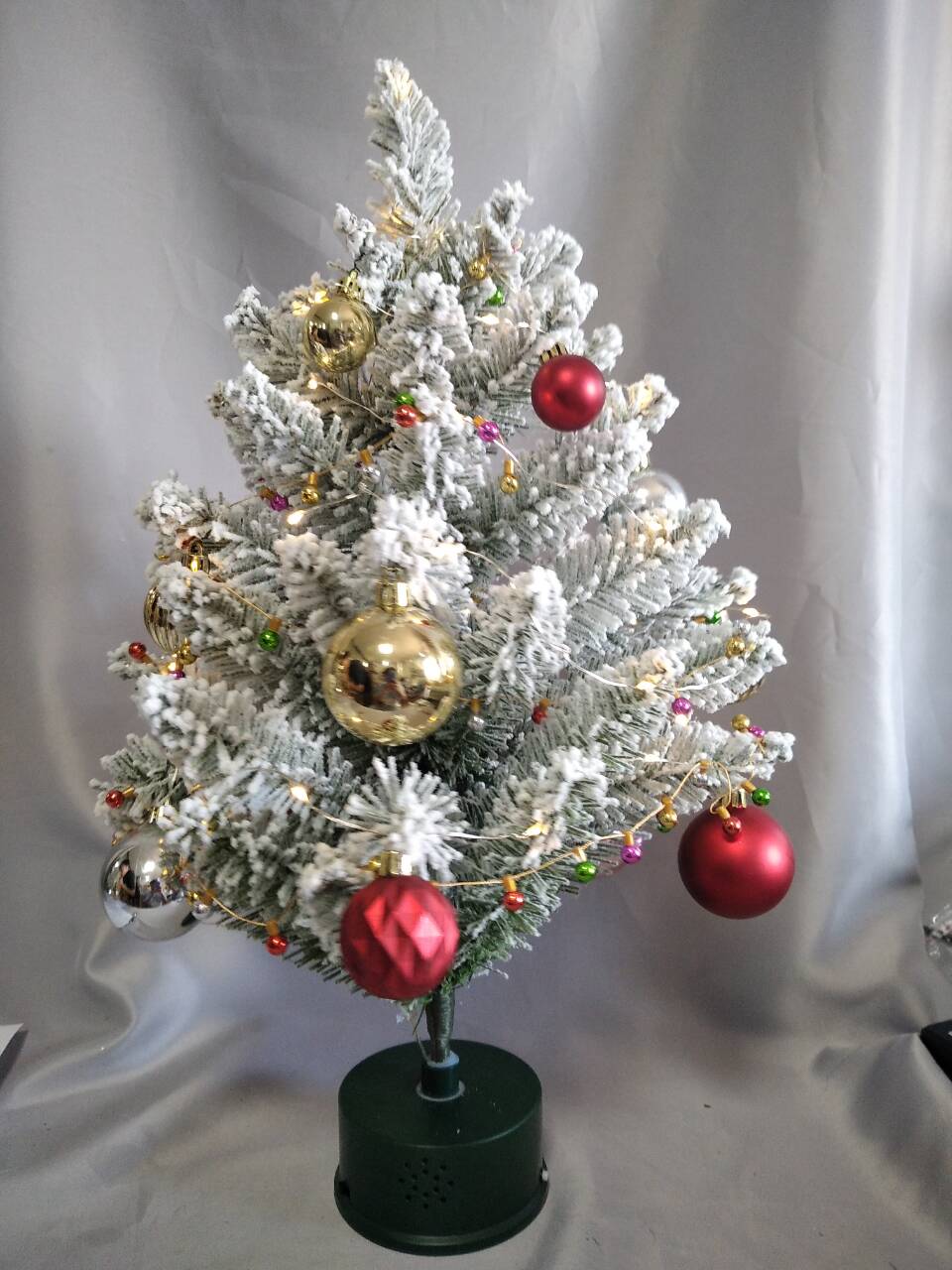 クリスマスツリー用の緑のベースで杉の吊り下げ飾り