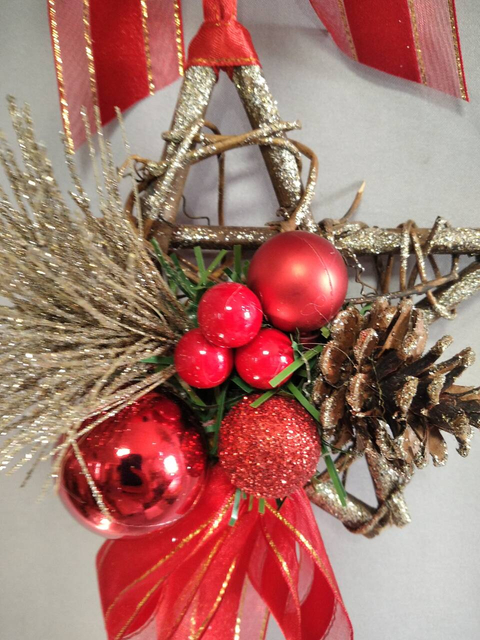 ギフトのための装飾的な松ぼっくり星飾り