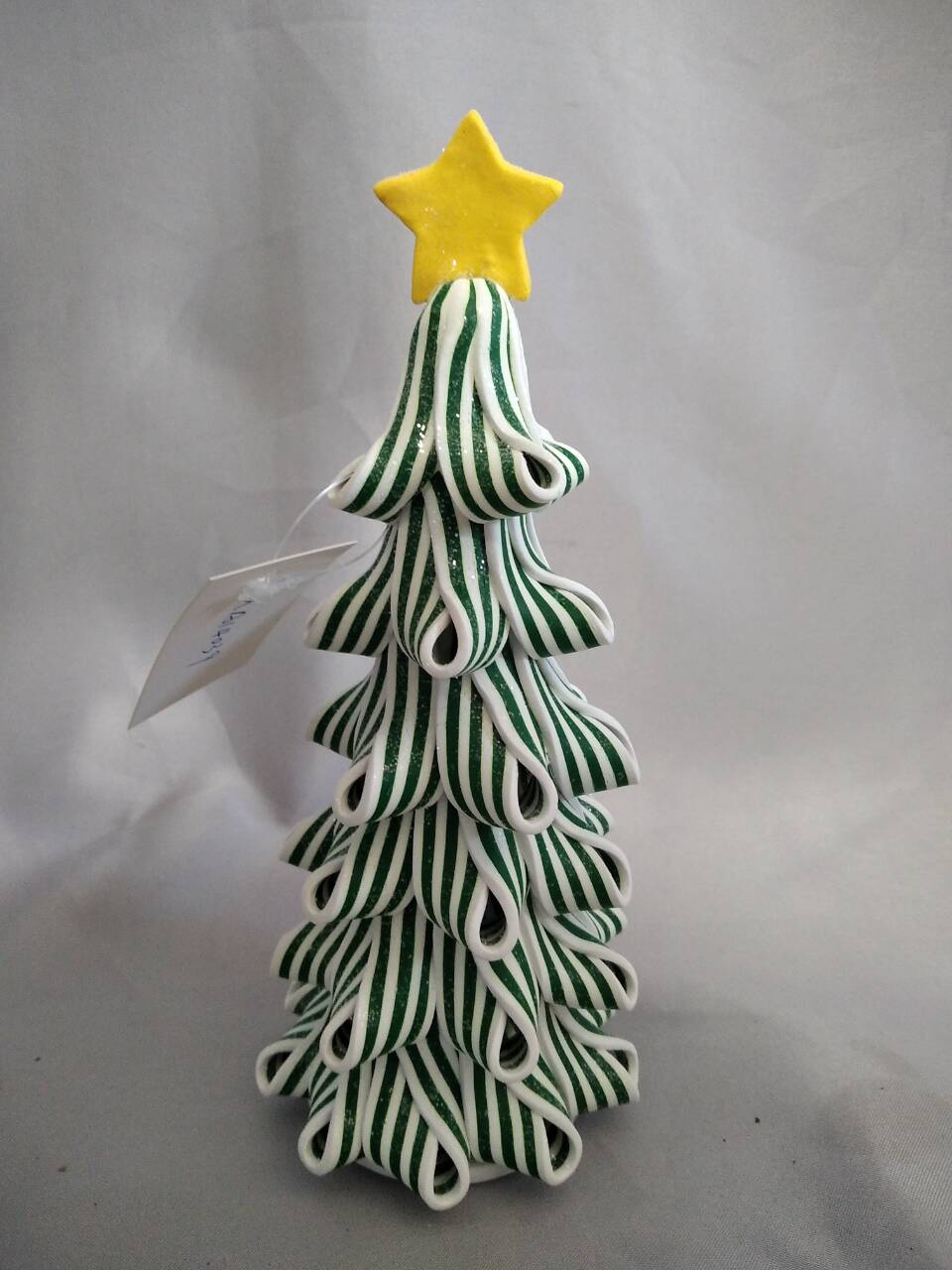 黄色の星のトッパーと緑の縞模様のクリスマスツリー|幅8cm×高さ21cm |温かい白い10枚の妖精のライト| LR44×3バッテリー駆動（30日間のランタイム）|安全な保管用の組み込み断熱材タブ