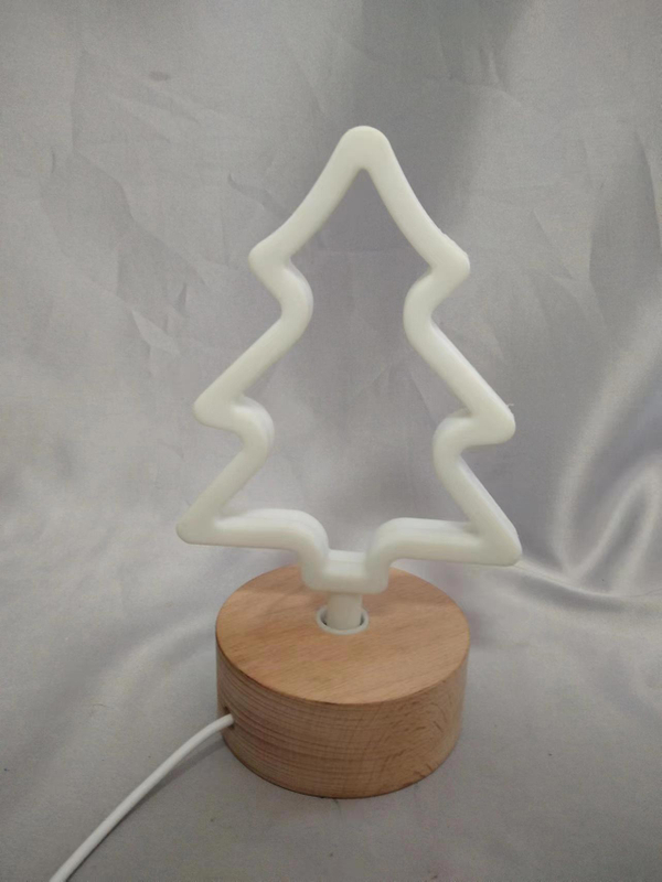 木製ベースのクリスマスツリー形状のランプ