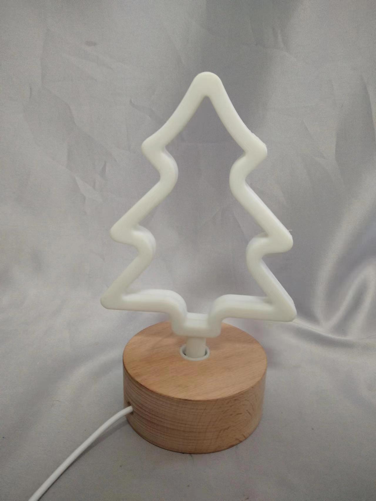 木製ベースのクリスマスツリー形状のランプ