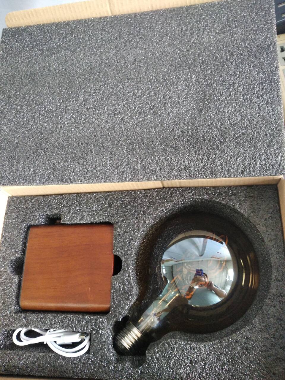 ラブブをテーマにしたライトフィギュアと内蔵ストレージスロット、タイプC充電式バッテリーを備えた25cmのダークブラウンベースLEDランプ