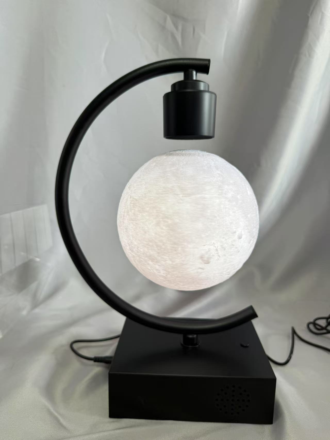 Bluetoothスピーカー付きブラックベースの磁気浮揚7色の三日月ランプ - 周囲の装飾と音楽の再生のためのワイヤレス色を変えるフローティングライト