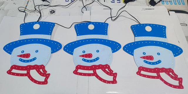 3つのアルミニウムベースの雪だるまの装飾のセット - 鮮やかな冬と休日の照明のために375 LED（青/赤/白）を備えた27×30cmhそれぞれ