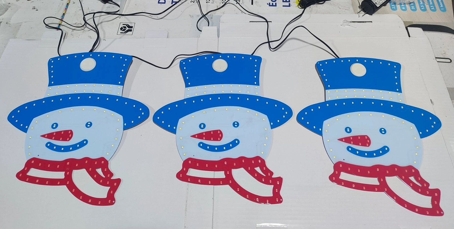 3つのアルミニウムベースの雪だるまの装飾のセット - 鮮やかな冬と休日の照明のために375 LED（青/赤/白）を備えた27×30cmhそれぞれ