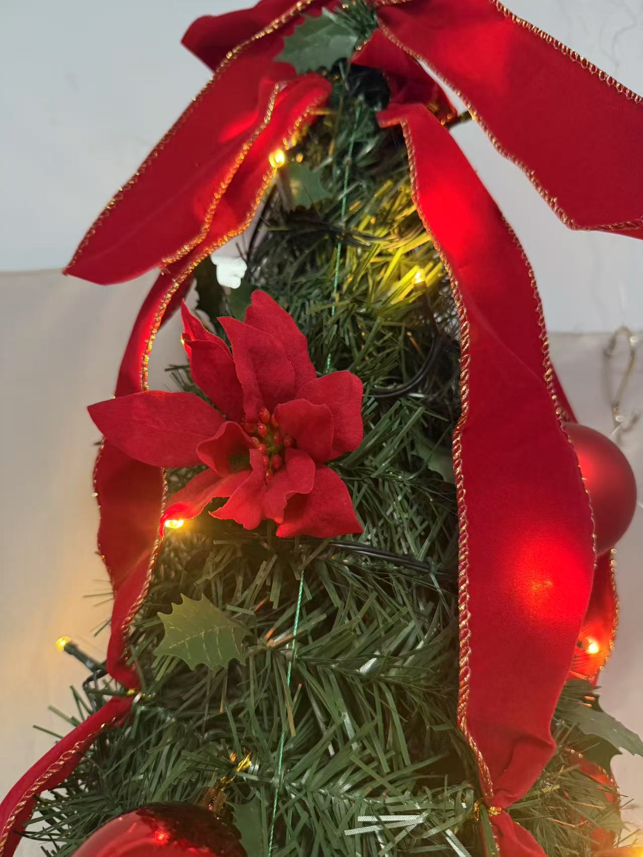 1.5mハーフウォールクリスマスツリー（赤いPVCブランチ）|幅60cm | 3層の金属フレーム（7cmの壁マウント + 3×27cmサポートバー）| 100枚のF5温かい白いライト（2700k、5lm/light）| 10m銅線（IP44 WATE