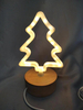 木製ベースのクリスマスツリー形状のランプ