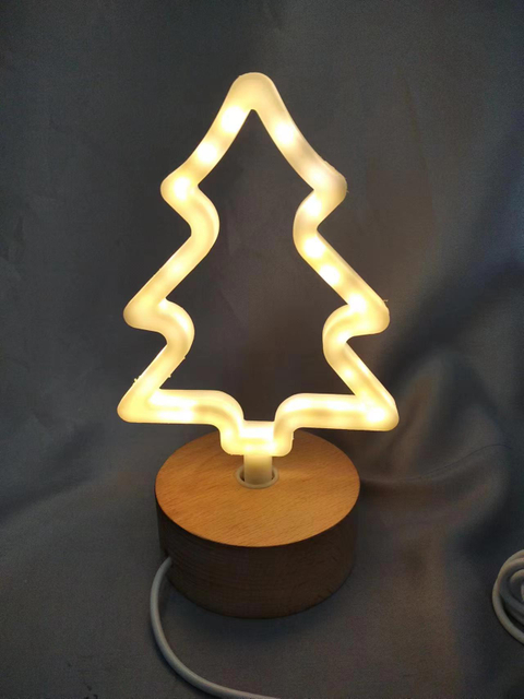 木製ベースのクリスマスツリー形状のランプ
