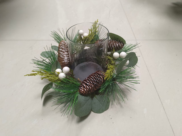 キャンドルホルダー松ぼっくり雪と緑の葉の白いボール - 3