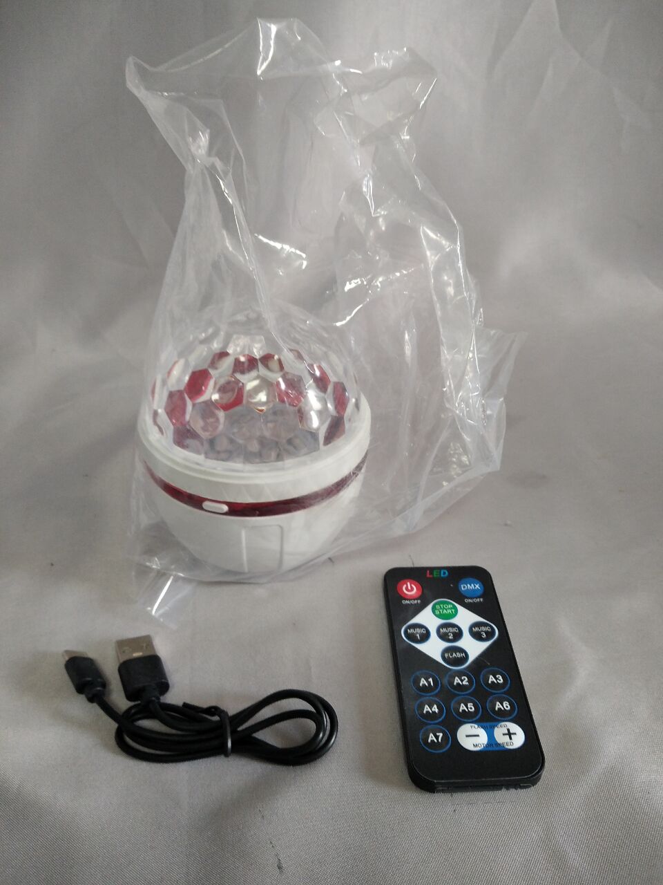 360°回転するマルチカラーLEDライトショー、パーティー用のダイナミックな雰囲気の照明付きの自己バランスのロッキング電動マジックボールランプ