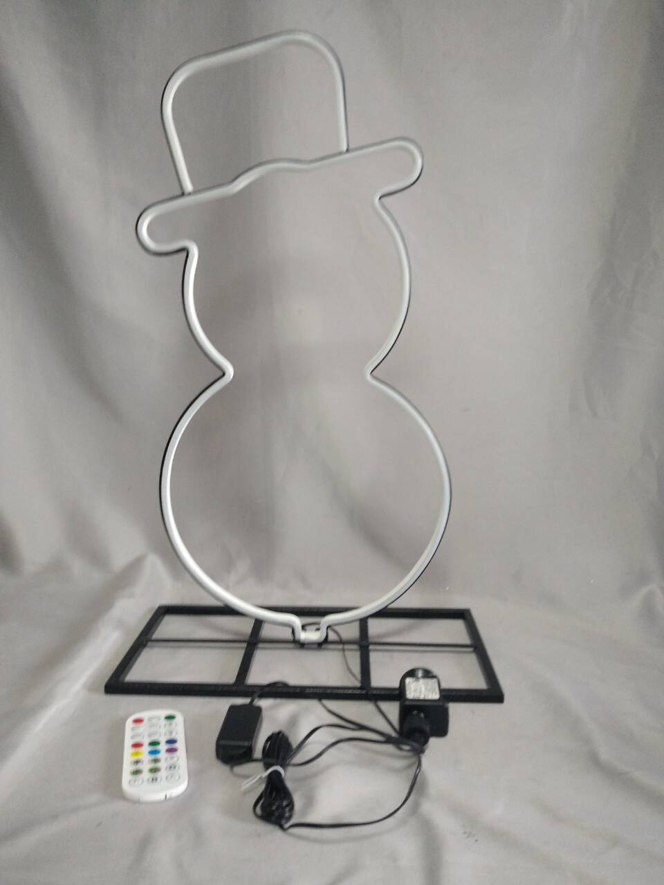 雪だるまをテーマにした鉄のフレームカラー変化LEDライトストリップ - 高さ60cm x幅29.5cm幅のお祝い屋外/屋内装飾鮮やかなダイナミックな照明付き