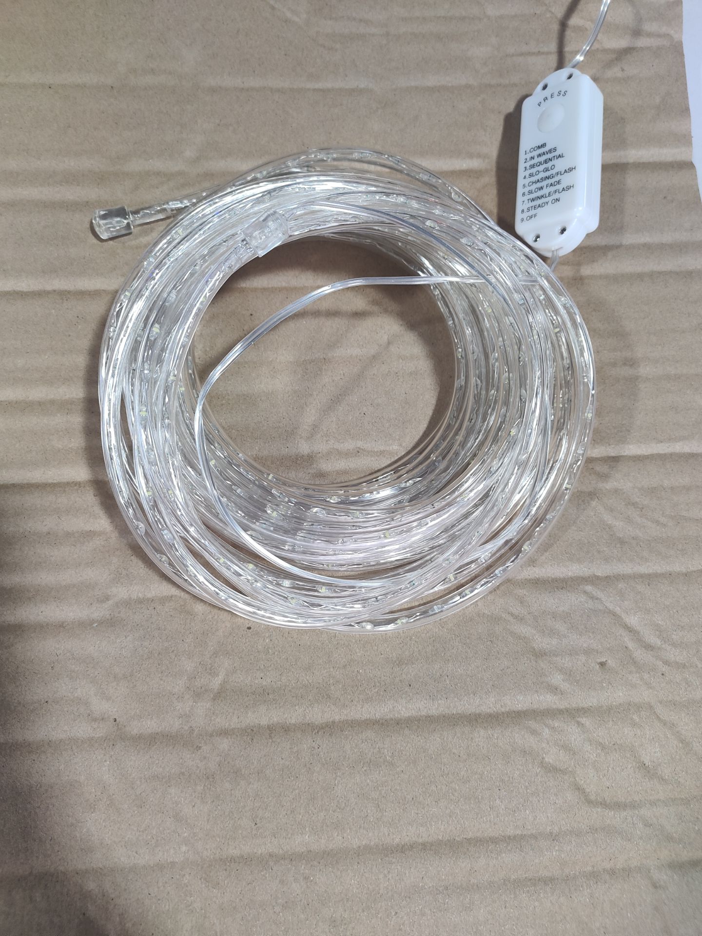 10mの透明なチューブに覆われた銀色の銅線LED弦ライト-740青白LEDが鮮やかな屋内/屋外の装飾照明のための1.4cmの間隔を置いています