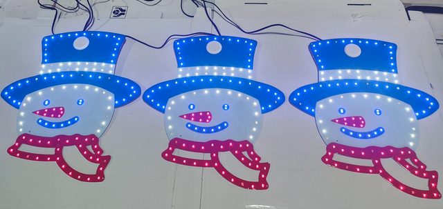 3つのアルミニウムベースの雪だるまの装飾のセット - 鮮やかな冬と休日の照明のために375 LED（青/赤/白）を備えた27×30cmhそれぞれ