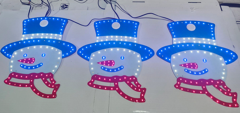 3つのアルミニウムベースの雪だるまの装飾のセット - 鮮やかな冬と休日の照明のために375 LED（青/赤/白）を備えた27×30cmhそれぞれ