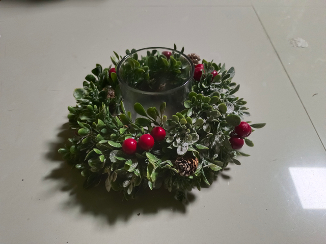 キャンドルホルダー 緑の葉と雪の赤いボール 松ぼっくり - 4