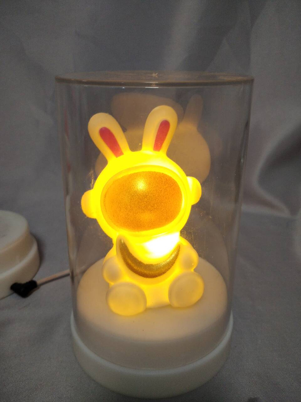 ベース +プラスチックカバーを備えたフラットスピニングのウサギ型ランプ
