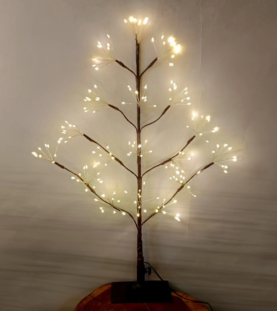 ハーフツリーLEDライト、高さ61cmの暖かい白いライト、頑丈なベースが含まれています