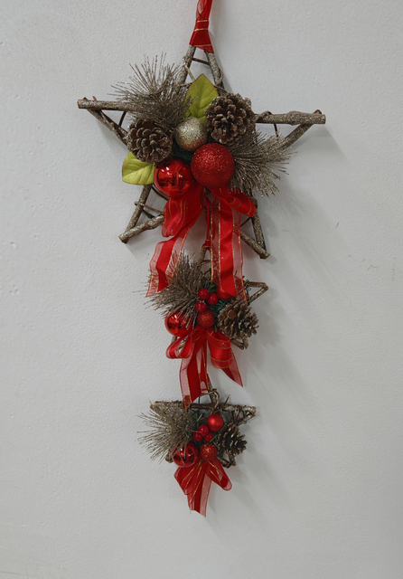 ギフトのための装飾的な松ぼっくり星飾り